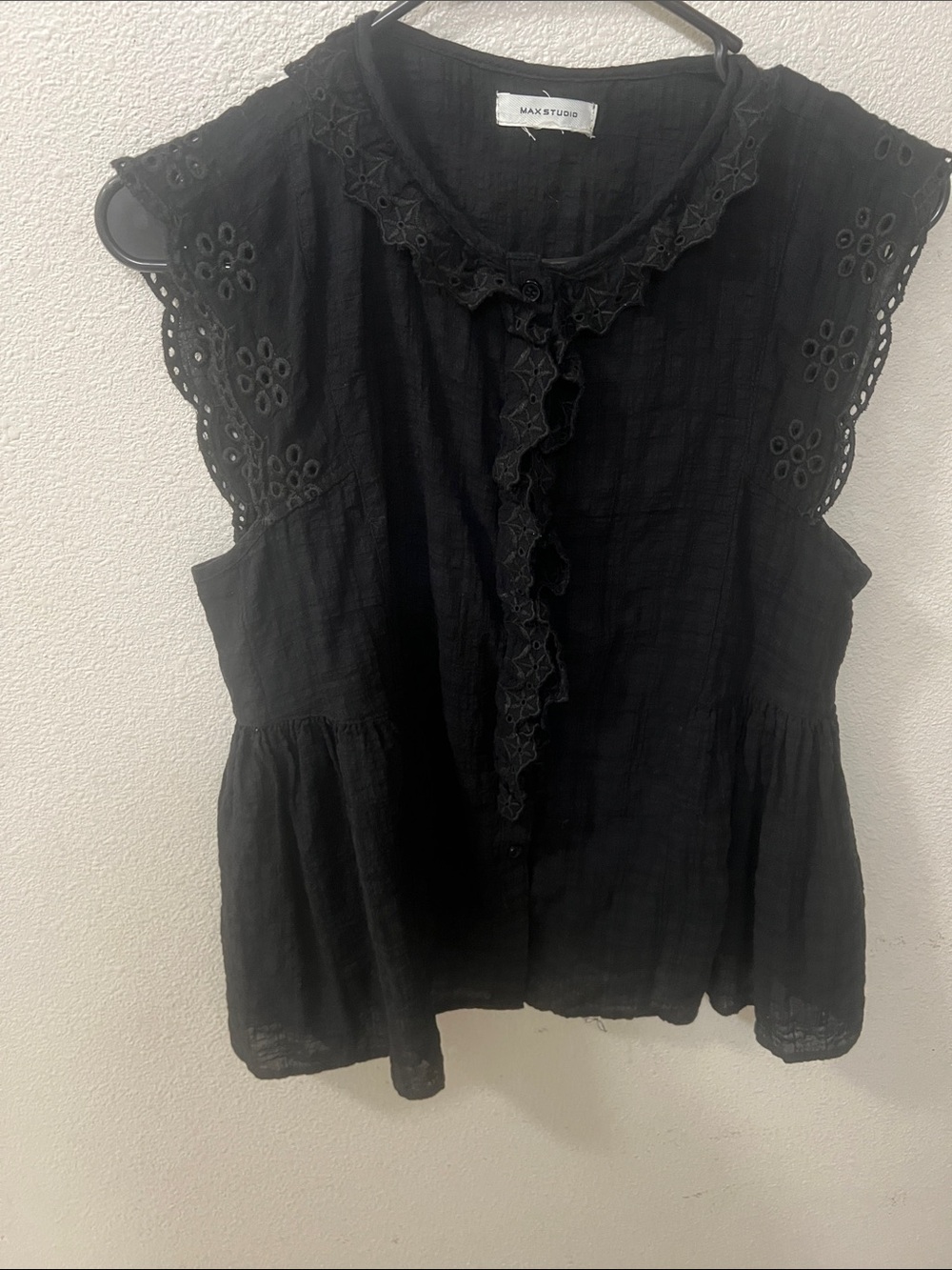 Max Studio Black Eyelet Ruffle Button-Front Sleeveless Blouse armpit 18 inches
